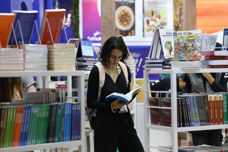 Jovem lê na 27ª Bienal Internacional do Livro de São Paulo no Anhembi. Rovena Rosa/Agência Brasil