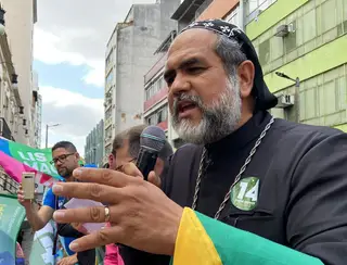 Padre Kelmon reúne apoiadores em local onde Bolsonaro levou facada